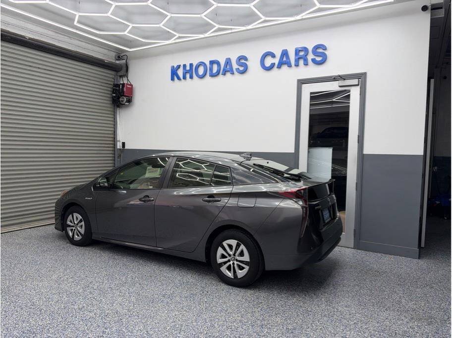 Used 2018 Toyota Prius Three FWD image 3