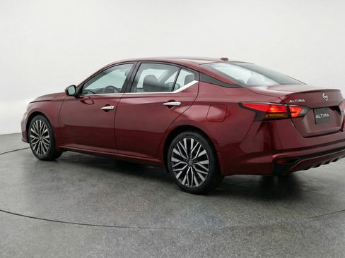 Used 2025 Nissan Altima 2.5 SV FWD image 6