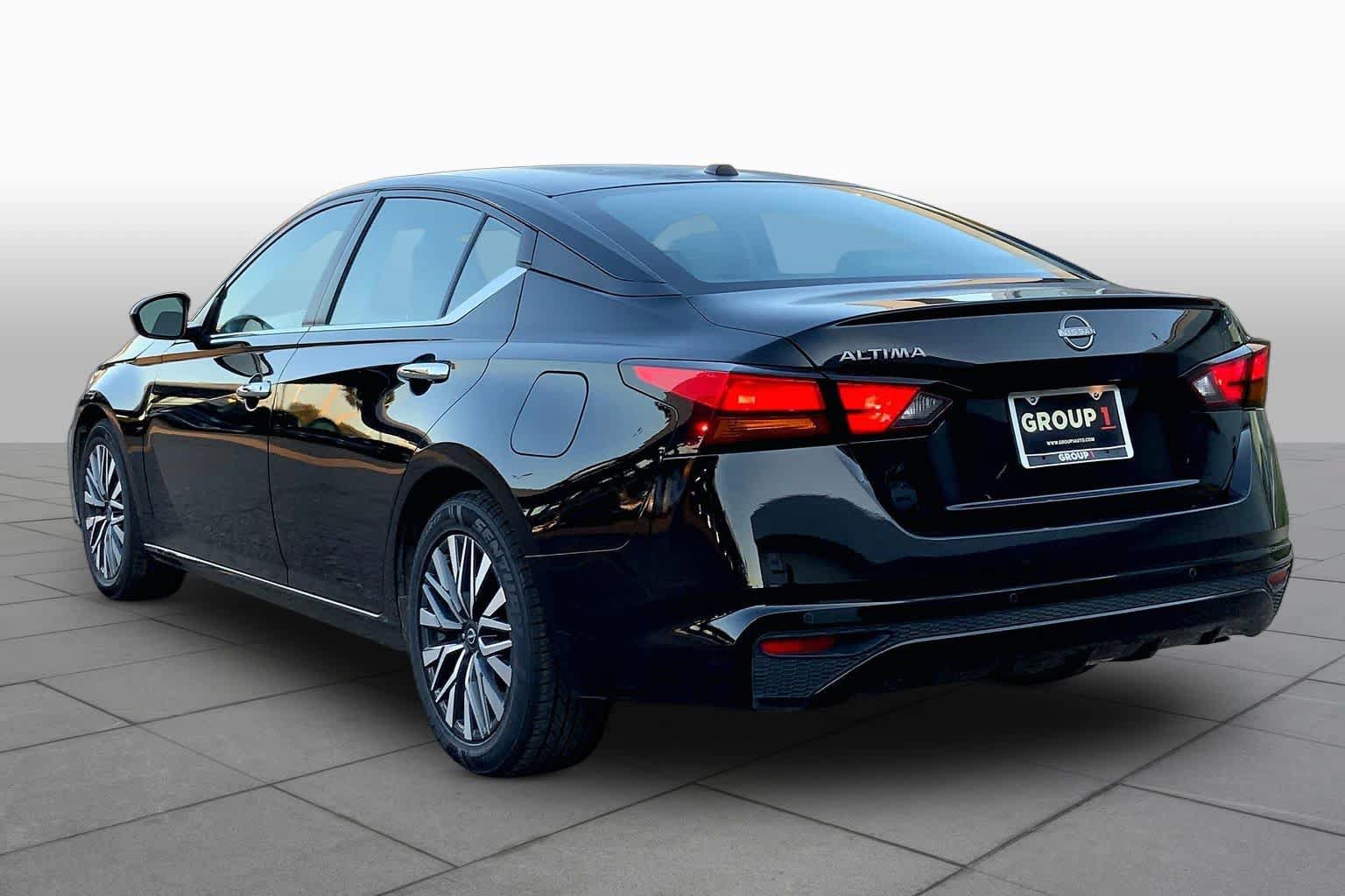 Used 2025 Nissan Altima 2.5 SV FWD image 11