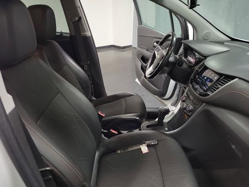 Used 2019 Chevrolet Trax LT w/ LT Convenience Package FWD image 21