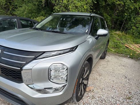 Used 2025 Mitsubishi Outlander SE FWD image 1
