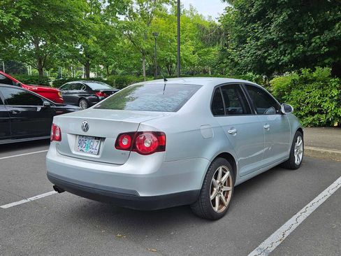 Used 2010 Volkswagen Jetta SE FWD image 3
