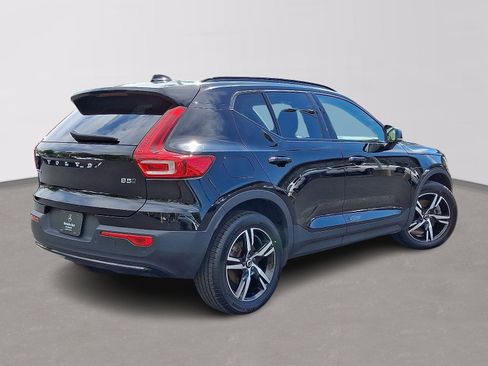 Used 2023 Volvo XC40 B5 Plus w/ Climate Package AWD/4WD image 4