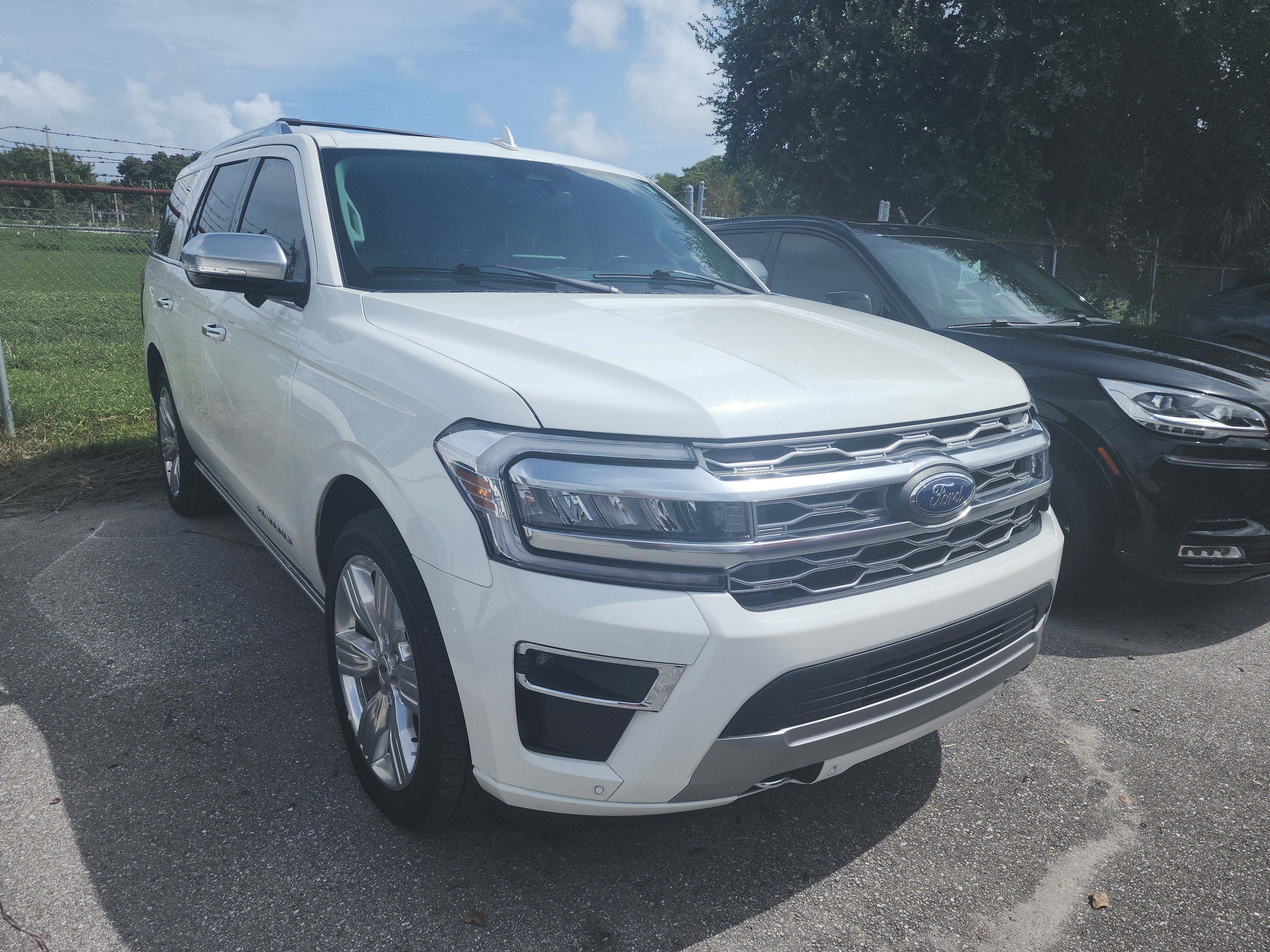 Used 2023 Ford Expedition Platinum AWD/4WD image 3