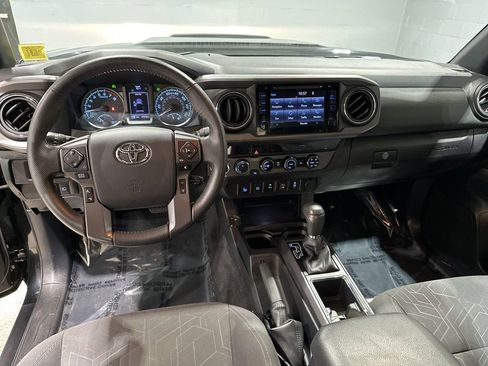 Used 2018 Toyota Tacoma TRD Sport image 8