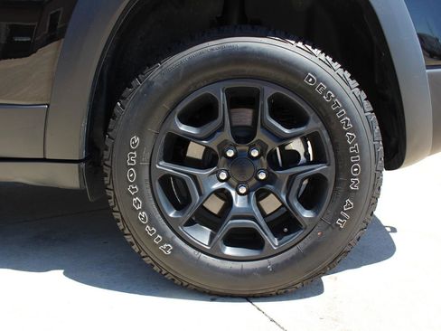 Used 2022 Jeep Cherokee Latitude w/ Sun & Sound Group AWD/4WD image 41