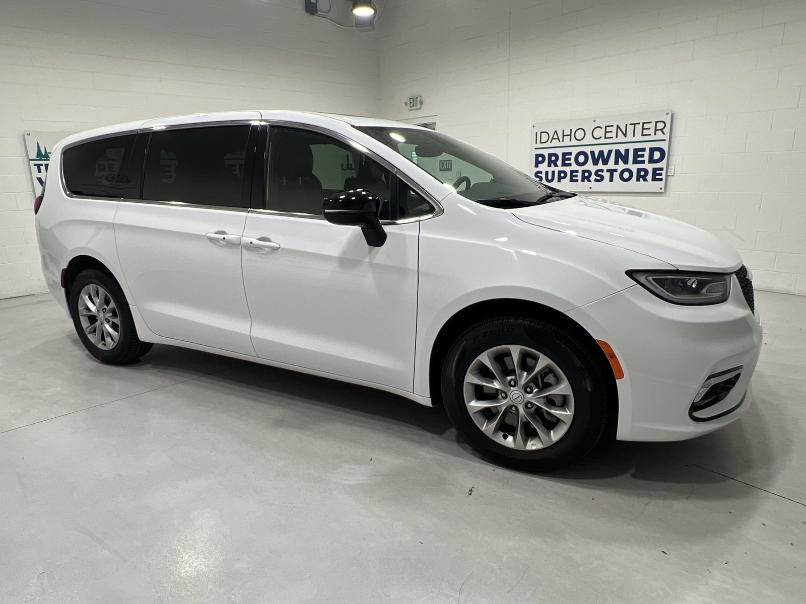 Used 2026 Chrysler Pacifica Limited AWD/4WD image 2