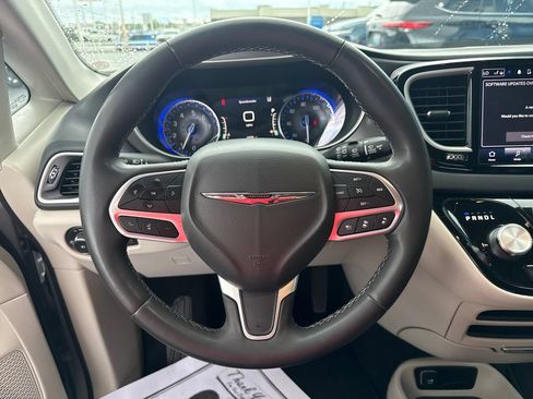 Used 2023 Chrysler Pacifica Touring-L FWD image 16