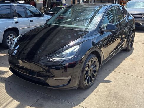 Used 2023 Tesla Model Y Long Range AWD/4WD image 2
