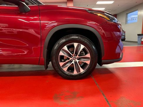 Used 2023 Toyota Highlander XLE AWD/4WD image 30