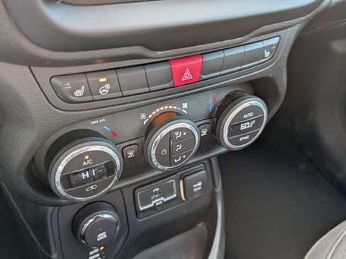 Used 2016 Jeep Renegade Latitude image 17