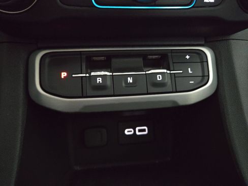 Used 2022 GMC Acadia SLE w/ LPO, Floor Liner Package FWD image 16