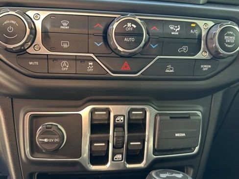 Used 2021 Jeep Wrangler Unlimited Sahara w/ Uconnect 4C Nav & Sound Group AWD/4WD image 26
