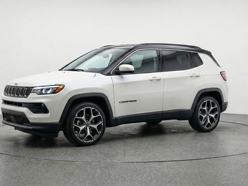 Used 2025 Jeep Compass Limited image 3