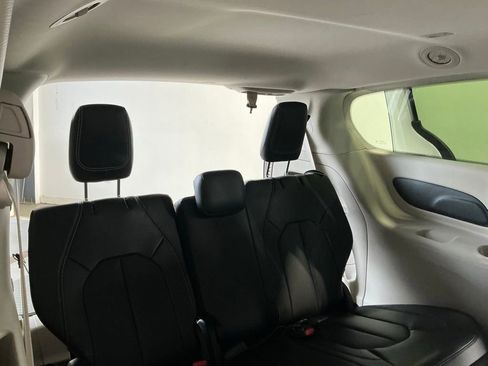 Used 2024 Chrysler Pacifica Touring-L image 15