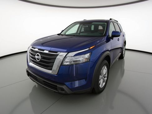 Used 2025 Nissan Pathfinder SV image 3