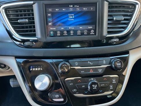 Used 2020 Chrysler Pacifica Touring-L w/ Tire & Wheel Group image 19