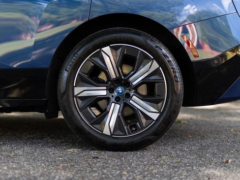 Used 2024 BMW iX xDrive50 w/ Premium Package AWD/4WD image 14