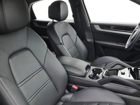 Used 2024 Porsche Cayenne Coupe AWD/4WD image 32