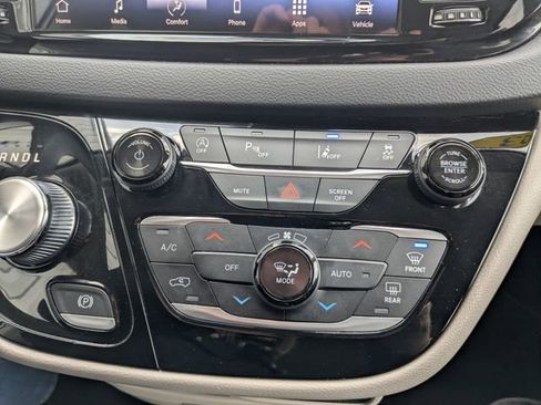 Used 2023 Chrysler Pacifica Touring-L image 5