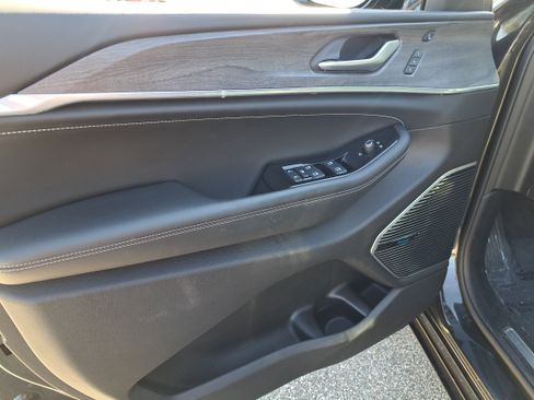 Used 2021 Jeep Grand Cherokee L Overland w/ Luxury Tech Group IV image 15