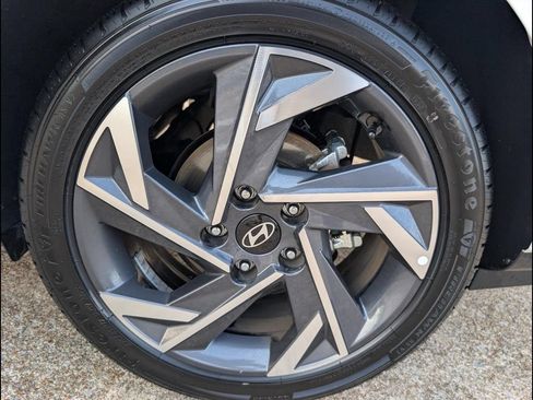Used 2025 Hyundai Elantra SEL FWD image 25