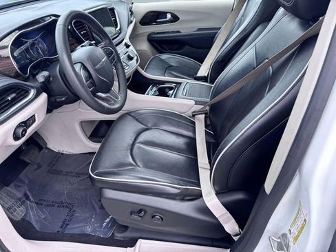 Used 2023 Chrysler Pacifica Limited FWD image 10