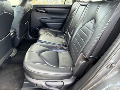Used 2020 Toyota Highlander XLE image 31