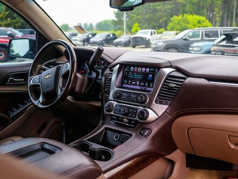 Used 2018 Chevrolet Suburban LT RWD image 11