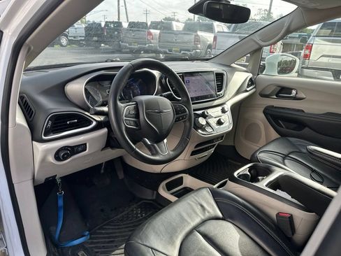 Used 2022 Chrysler Pacifica Touring-L FWD image 5