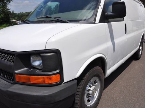 Used 2010 Chevrolet Express 2500 image 2