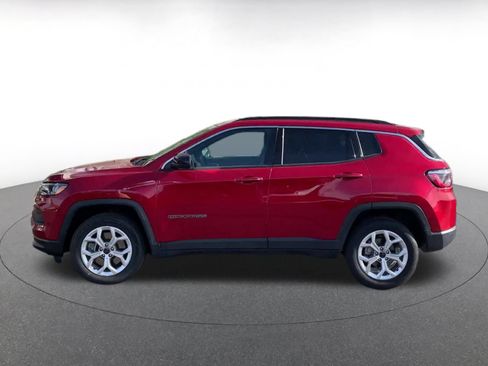 Used 2025 Jeep Compass Latitude AWD/4WD image 9