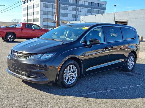 Used 2023 Chrysler Voyager LX image 3