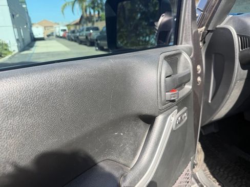 Used 2017 Jeep Wrangler Unlimited Sahara AWD/4WD image 19