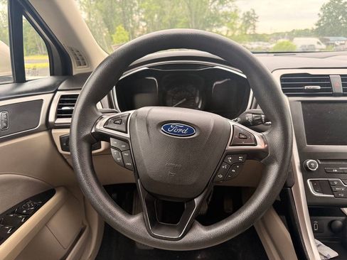 Used 2017 Ford Fusion SE w/ Fusion SE Technology Package FWD image 16