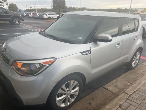 Used 2015 Kia Soul + image 11