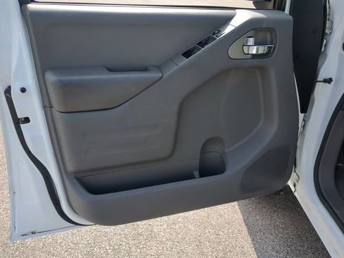 Used 2016 Nissan Frontier SV w/ SV Value Truck Package AWD/4WD image 12