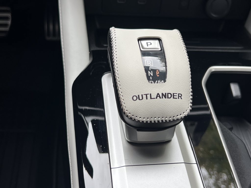 Used 2025 Mitsubishi Outlander AWD image 33