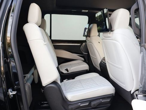 New 2026 Cadillac Escalade ESV Platinum Sport w/ LPO, ONYX Package AWD/4WD image 19