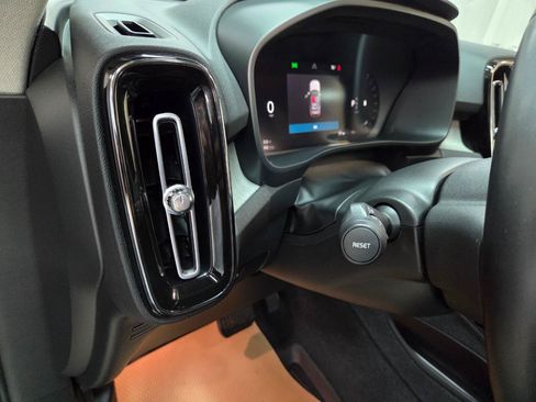 Used 2023 Volvo XC40 B5 Core AWD/4WD image 32