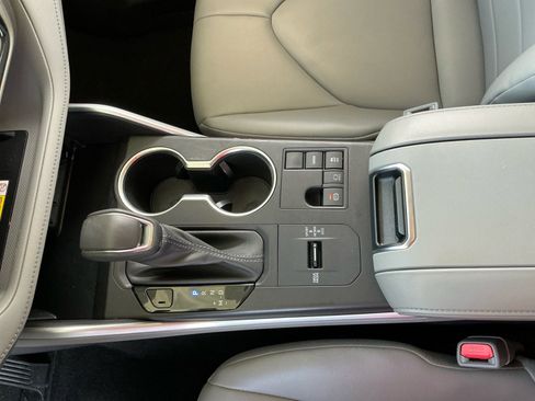 Used 2023 Toyota Highlander XLE FWD image 15