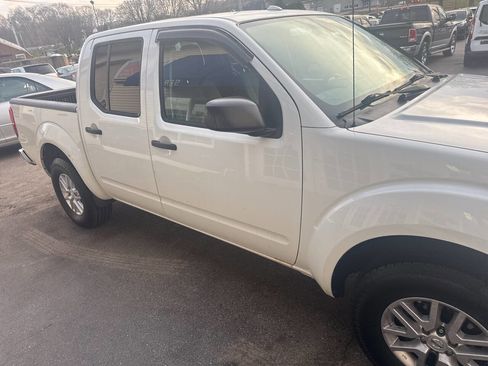 Used 2015 Nissan Frontier SV image 5