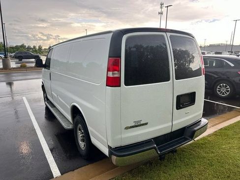 Used 2018 Chevrolet Express 2500 w/ Driver Convenience Package RWD image 8