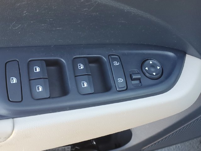 Used 2024 Hyundai Venue Limited FWD image 15