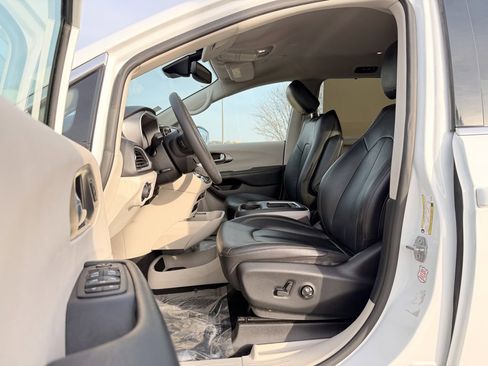 Used 2022 Chrysler Pacifica Touring-L image 25