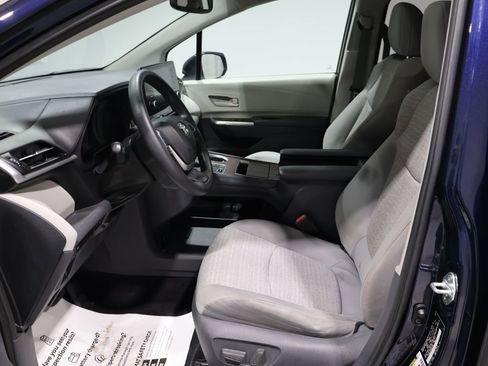 Used 2021 Toyota Sienna LE image 9