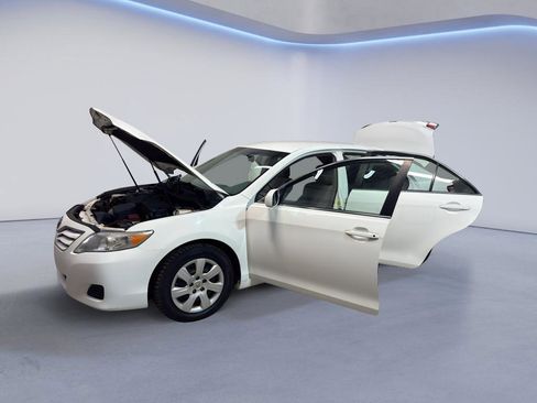 Used 2011 Toyota Camry LE image 10
