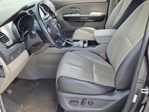Used 2017 Kia Sedona LX w/ LX Essentials Premium Package FWD image 10