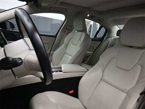Used 2022 Volvo S60 B5 Momentum w/ Premium Package image 9