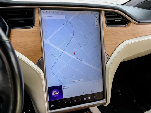 Used 2019 Tesla Model X 75D image 25